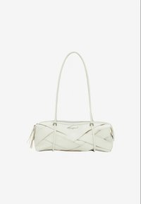 Sac à main en cuir blanc avec un design tissé, de forme fine et une longue bandoulière. Dispose d'une fermeture éclair et de petits détails en pompon.