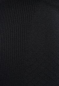 Tessuto nero con texture rigata su un lato e motivo a diamante sull'altro, con una finitura complessiva liscia.