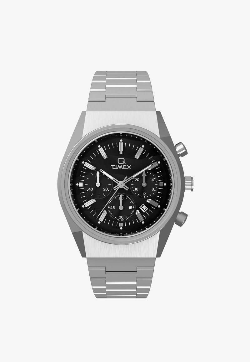 Reloj de acero inoxidable plateado con una esfera cronográfica negra. Presenta grandes marcadores de hora, tres subesferas y una pantalla de fecha.