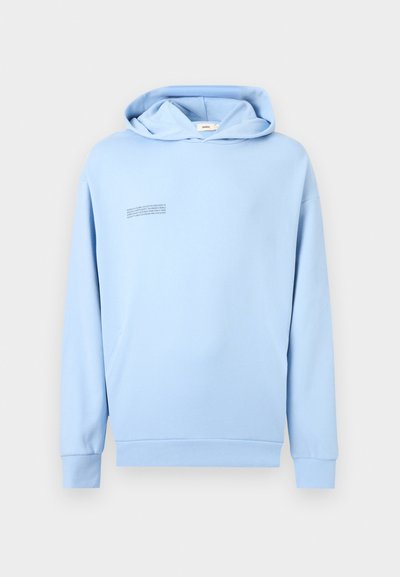 Svetlomodrá mikina s kapucňou a dlhými rukávmi, predné vrecká a malý čierny text na ľavej strane hrudníka.