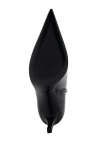 Chaussure à talon aigu noir avec un bout pointu, dessus en cuir lisse et semelle en caoutchouc texturé. Présente une silhouette épurée et des accents minimaux.