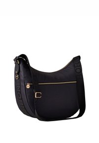 Sac à bandoulière en cuir noir avec une finition texturée, détail de fermeture éclair doré et une large bandoulière portant le nom de la marque en relief. Forme courbée et design épuré.