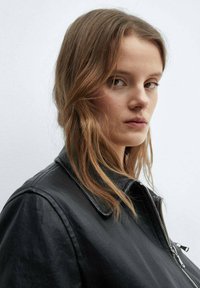 Mango Giacca in similpelle - black