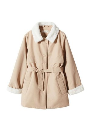 Manteau beige ceinturé avec col et poignets en fausse fourrure blanche, boutons-pression à l'avant et poches latérales inclinées.