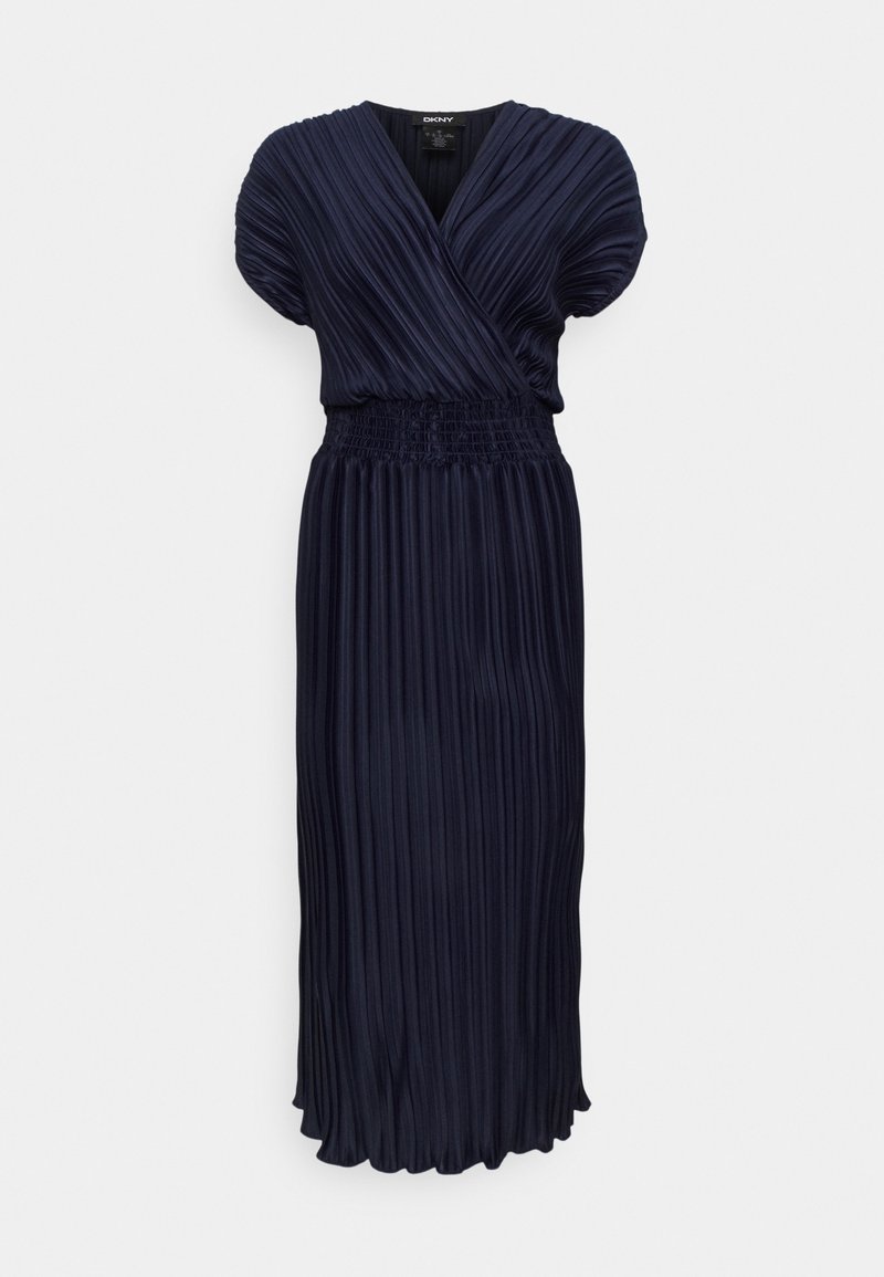 Robe midi plissée bleu marine avec manches courtes, corsage cache-cœur décolleté en V et taille smockée par DKNY.