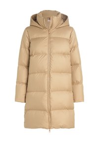 Beige pufferjack met een capuchon, met horizontaal gestikte secties, een volledige ritssluiting aan de voorkant en een gladde, glanzende textuur.