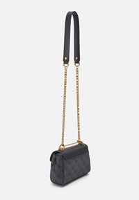 Borsa a tracolla nera e grigia con un motivo a quadri e una forma strutturata, dotata di manico superiore in pelle e una tracolla in catena dorata.