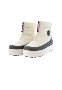 Vita vadderade anklar med sidodragkedja, mörkgrå sula och subtil logodetalj, med röd och blå accent på dragkedjeöglan.