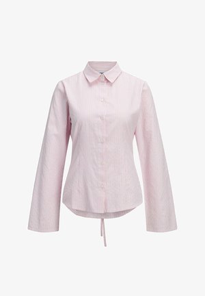 Chemise à manches longues à rayures verticales roses et blanches, avec col et cordon de serrage à l'ourlet, coupe ajustée.