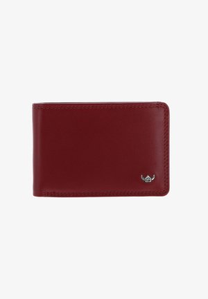 Portefeuille rouge en cuir pliable en deux avec des coutures apparentes et un petit emblème argenté dans le coin inférieur droit.