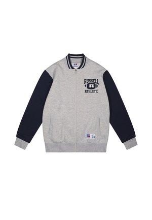 Giacca grigia con cerniera, maniche blu navy, colletto a righe, tasche frontali e logo "Russell Athletic" sul petto e sull'orlo.