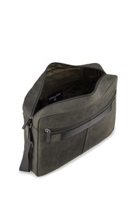 Grauene Leder-Umhängetasche mit einem Hauptfach mit Reißverschluss, Fronttasche und verstellbarem Trageriemen; glatte Textur und minimalistisches Design.