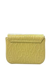 Clutch bag in faux leather giallo con motivo logo a rilievo. Forma rettangolare con chiusura a patta. Texture liscia con bordi strutturati.