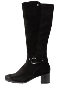 Bota alta de ante negro con punta cuadrada, detalle de hebilla circular en una correa y un tacón grueso. Presenta costuras y herrajes en tono a juego.