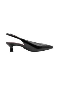Chaussure slingback en cuir noir avec bout pointu et petit talon kitten, vue de côté sur fond blanc.