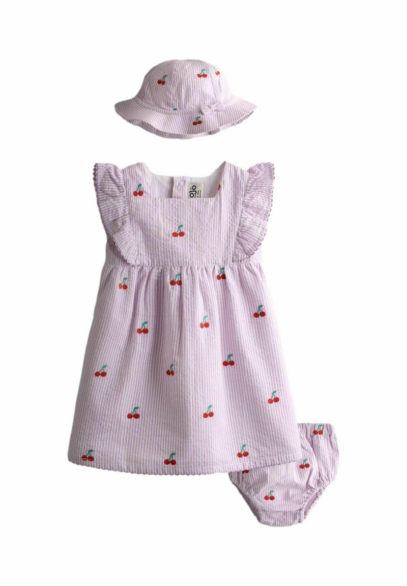 Vestito a righe lilla con spalle arricciate, caratterizzato da un ricamo di ciliegie rosse, abbinato a un cappello a tesa larga e a pantaloni corti coordinati.