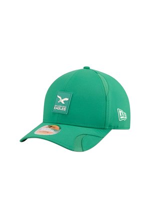 Casquette de baseball verte en tissu lisse avec un patch avant brodé affichant un logo d'aigle blanc et des accents sur les côtés.
