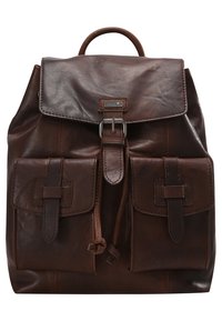 Brun läderryggsäck med klaff, spänneslutning, två framfickor och en ögla för handtag. Slitet utseende och subtilt varumärkesdetalj synlig.