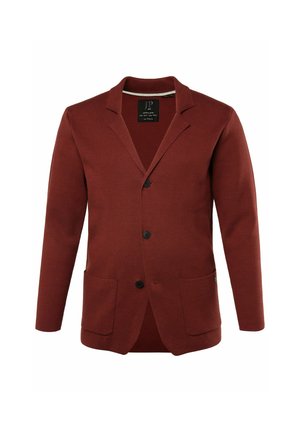 Blazer de color marrón rojizo hecho de tela texturizada, con solapa con muesca, tres botones y dos bolsillos frontales. Diseño simple y moderno.