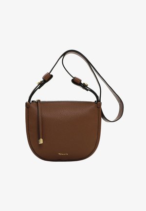 Bolso bandolera de cuero marrón con textura, correa ajustable, cierre de cremallera y pequeño logo de la marca en tono dorado en el centro inferior.