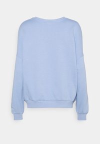 Ljusblå sweatshirts med rund halsringning, sänkta axelsömmar, ribbade ärmslut och midja; gjord av mjukt, strukturerat tyg.