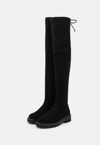 Schwarze Overknee-Stiefel aus weichem Wildleder, mit dicker Sohle, glatter Oberfläche und Bindeband hinten für eine verstellbare Passform.