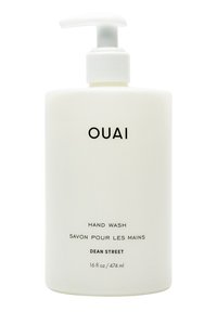 Bouteille pompe blanche de savon pour les mains, 16 fl oz. Du texte noir en gras indique "OUAI HAND WASH" et "DEAN STREET." Fini mat lisse, design minimaliste.