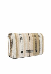 Pochette tissée présentant des rayures beige et blanches avec des accents noirs. Confectionnée en tissu texturé, fermée par un fermoir à pression.