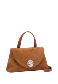 Hnědá semišová kabelka s překlopným víkem, kulatým stříbrným zapínáním a krátkým držadlem. Obsahuje odnímatelný ramenní popruh. Hladká textura.