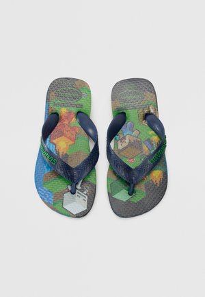 Șlapi albaștri cu o talpă texturată, având un design colorat pixelat. Bretelele sunt de culoare albastru închis cu branding verde. Modelele includ forme pătrate.
