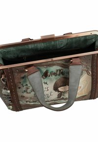 Sac fourre-tout marron à motifs avec un intérieur vert. Présente un design graphique sur le devant, des charms décoratifs et deux poignées marron.