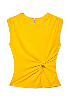 Gelbes ärmelloses Oberteil mit gerafftem Detail und metallischem Ringakzent auf der rechten Seite nahe der Taille.