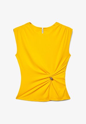 Gelbes ärmelloses Oberteil mit gerafftem Detail und metallischem Ringakzent auf der rechten Seite nahe der Taille.
