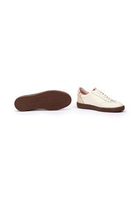 Zapatillas de cuero en crema con suelas de goma marrón a contraste. Presenta un diseño sencillo de cordones y acentos estampados en el talón.