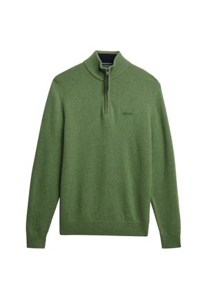 Groene gebreide trui met een opstaande kraag en halve rits, met een subtiele logo op de borst en ribgebreide manchetten en zoom.