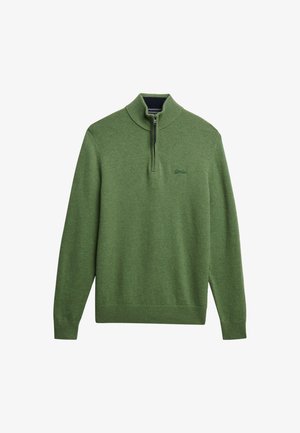 Zielony sweter z dzianiny z stójką i półzamkiem, z subtelnym logiem na klatce piersiowej oraz ściągaczami przy mankietach i dolnym brzegu.