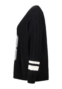 Zwarte gebreide trui met lange mouwen, witte dubbele strepen op de manchetten en een wit omrande nummer op de voorkant.