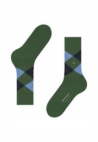 Un paio di calze verdi a metà polpaccio con un motivo argyle blu, nero e rosso alla caviglia e testo del logo sulla suola.