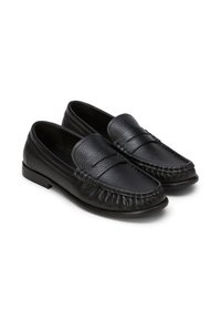 Zwarte leren loafers met een gestructureerde afwerking, ronde neus, mocassin-stiksels en een rubberen zool met laag profiel.