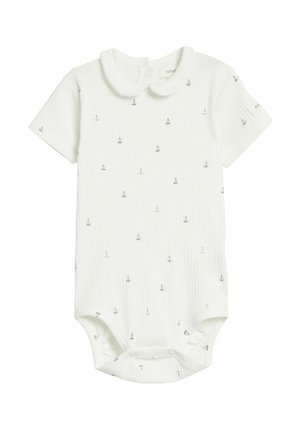 Weißer Baby-Strampler mit kurzen Ärmeln und Peter-Pan-Kragen, bedruckt mit kleinen grauen Segelbooten und Ankern, mit Druckknöpfen am unteren Saum.
