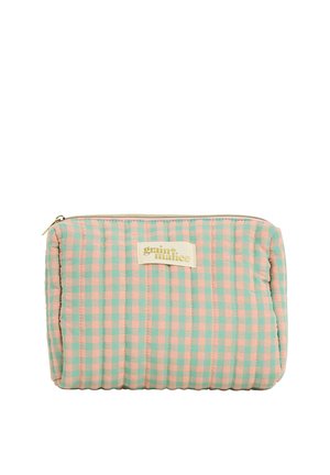 Petit étui rectangulaire matelassé avec un motif à carreaux rose et vert et une étiquette portant l'inscription "grain de malice" sur le devant, fermeture éclair en haut.