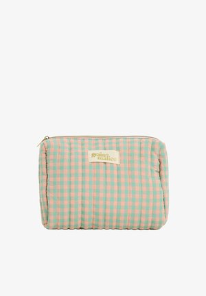 Petit étui rectangulaire matelassé avec un motif à carreaux rose et vert et une étiquette portant l'inscription "grain de malice" sur le devant, fermeture éclair en haut.