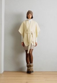 UGG CLASSIC MINI TRAILGAZER - Zimske čizme - hickory