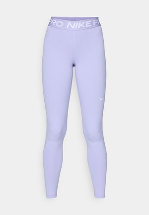 Lyse lilla leggings i en tettsittende stil. Livstykket har hvit "PRO NIKE" logo tekst. Glatt stoff med minimale sømmer og slank design.