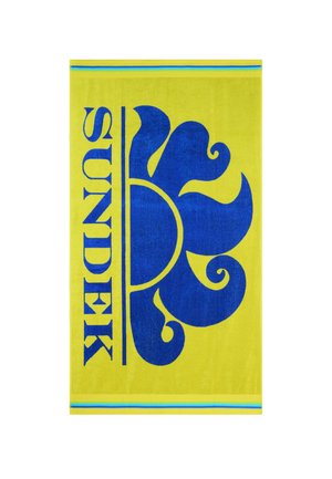 Asciugamano giallo brillante con grafica stilizzata di sole blu vivace e testo "SUNDEK" in verticale lungo il lato, caratterizzato da sottili strisce blu e verdi.