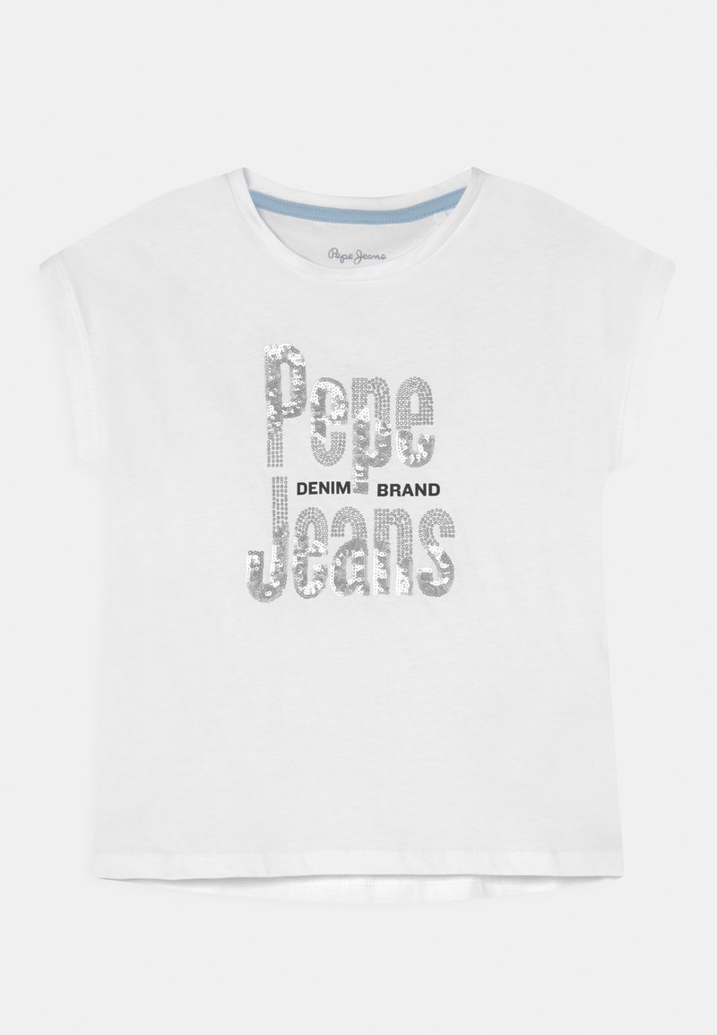 T-shirt bianca a maniche corte con scollo rotondo. Presenta la scritta "Pepe Jeans" in paillettes argentate e la scritta nera "DENIM BRAND" sotto. Tessuto morbido.