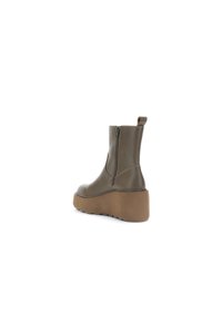 Botă ankle din piele verde, cu o talpă platformă chunky de culoare bej, fermoar lateral și un mic tab pentru tragere în spate. Textură netedă și design elegant.