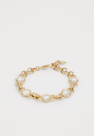 Gouden kettingarmband met vijf vierkante heldere edelstenen, afgewisseld met ovale schakels, en een karabijnsluiting voor het vastmaken.
