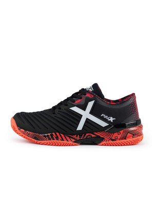 Zapatilla atlética negra con parte superior texturizada, prominente logo en plata en forma de X y suela de patrón rojo. Presenta acentos rojos y un diseño acolchado.