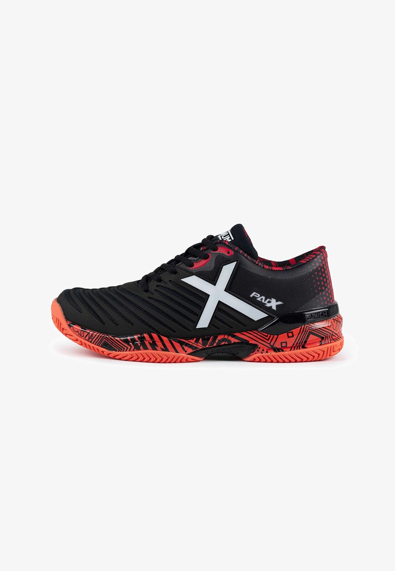 Chaussure de sport noire avec une tige texturée, un logo X argenté proéminent et une semelle à motifs rouges. Présente des accents rouges et un design rembourré.